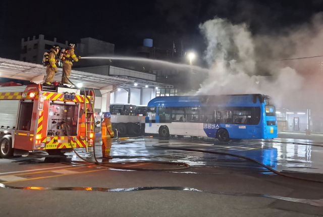 광명시 광명동 버스차고지 내 전기버스 화재현장. 경기도소방재난본부 제공