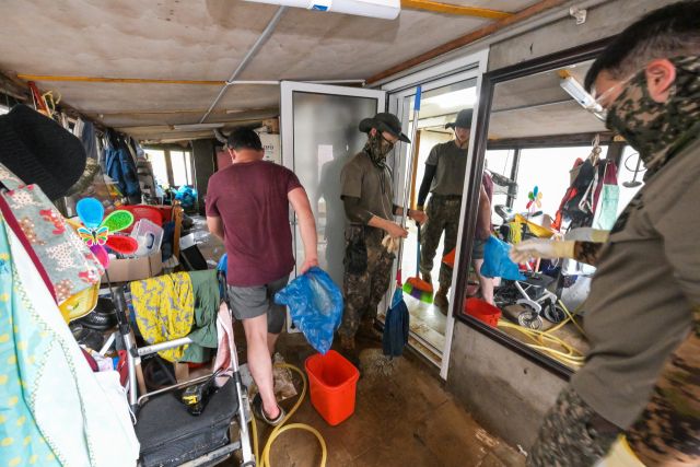 수해의 상처 씻기 위해 민·관·군 구슬땀 노력중 [포토뉴스]