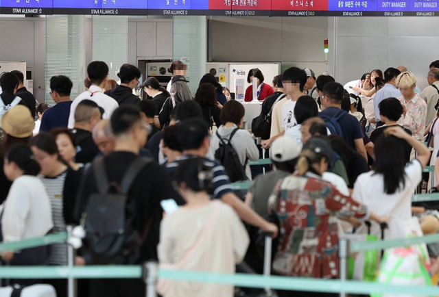 지난 16일 인천 영종도 인천국제공항 1터미널이 탑승객들로 붐비고 있다. 연합뉴스