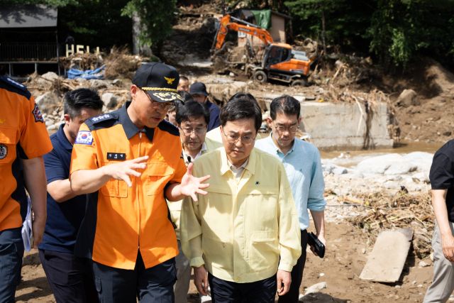 22일 김동연 경기도지사가 가평 수해현장을 살피고 있다. 경기도 제공