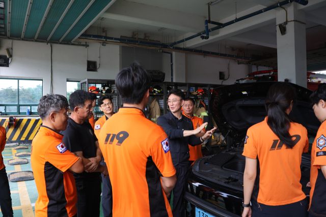 자동차 제조사 관계자가 직원들을 상대로 전기차·수소차의 특성과 화재진압 요령을 설명하고 있다. 김포소방서 제공