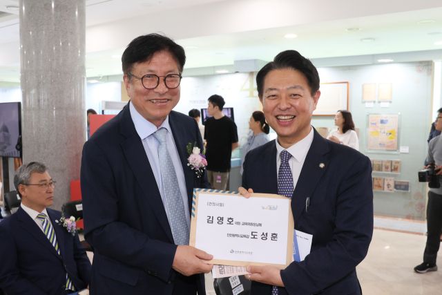 도성훈 인천시교육감이 김용호 국회 교육위원회 위원장을 만나 교육 정책을 제안했다. 인천시교육청 제공