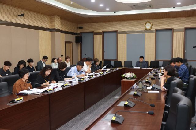 평택시 청년정책연구회가 최근 평택시의회 간담회장에서 지역 청년 정책 개발을 위한 간담회를 열어 타 시·군 청년친화도시를 분석해 논의하고 있다. 평택시의회 제공