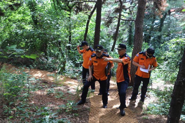 임원섭 인천소방본부 본부장과 인천소방본부 직원들이 붕괴 및 침수 우려 지역에 대한 현장 안전 점검을 하고 있다. 인천소방본부 제공