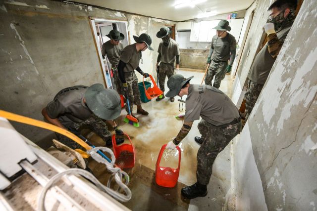 수해의 상처 씻기 위해 민·관·군 구슬땀 노력중 [포토뉴스]