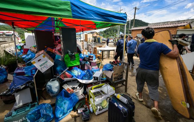 수해의 상처 씻기 위해 민·관·군 구슬땀 노력중 [포토뉴스]