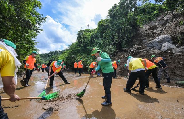 수해의 상처 씻기 위해 민·관·군 구슬땀 노력중 [포토뉴스]