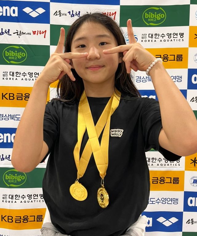 제3회 김천 전국마스터즈수영대회 여초 5년부 접영 2관왕 박시은.선수부모 제공