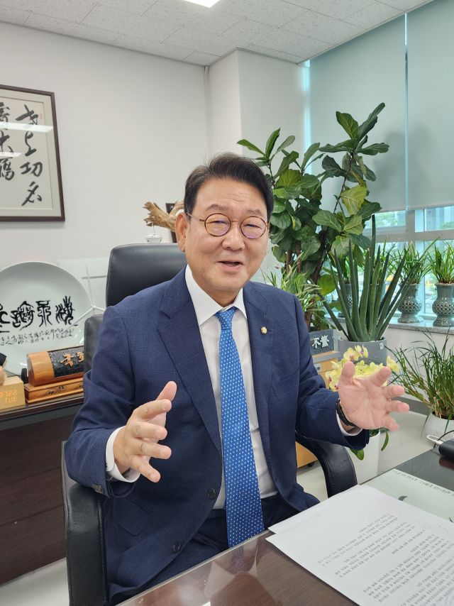 김교흥 국회 문화체육관광위원장(더불어민주당·인천 서구갑)이 22일 지역사무실에서 K-컬쳐 시장의 확대 방안 등에 대해 설명하고 있다. 이병기기자