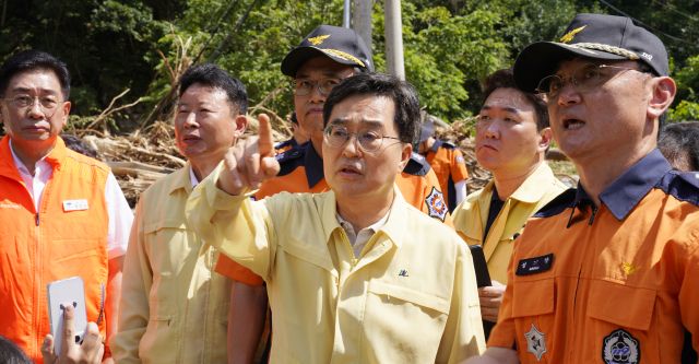 수해지역 현장 방문에 나선 김동연 경기도지사가 22일 가평군 조종면 수해현장을 찾아 현장을 둘러보고 있다. 김도현 인턴기자