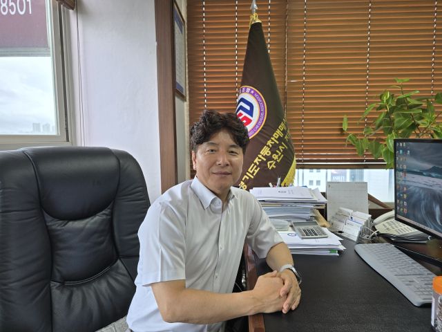 김남윤 경기도자동차매매사업조합 수원지부장이 22일 경기일보와의 인터뷰를 진행하고 있다. 황호영기자