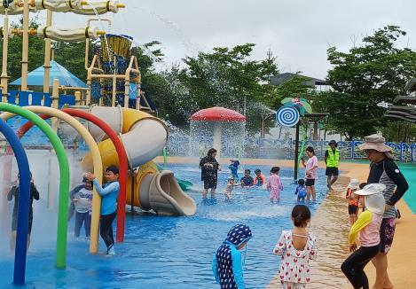 지난 19일 인천 서구 청라동 늘푸른공원 물놀이장에서 아이들이 물놀이를 즐기고 있다. 서구 제공