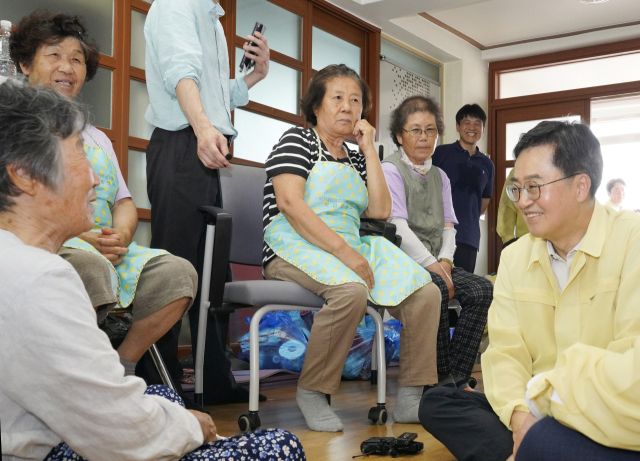 수해지역 현장 방문에 나선 김동연 경기도지사가 22일 가평군 조종면 신상1리마을회관 임시대피소를 찾아 이재민들을 위로하고 있다. 김도현 인턴기자