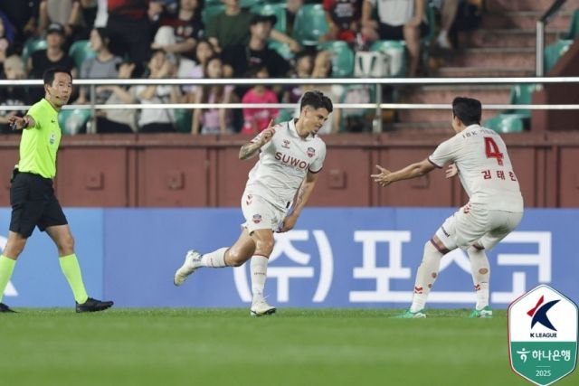22일 포항과의 원정 경기서 후반 멀티골을 터뜨린 수원FC의 윌리안(왼쪽)이 세리머니를 펼치고 있다.프로축구연맹 제공