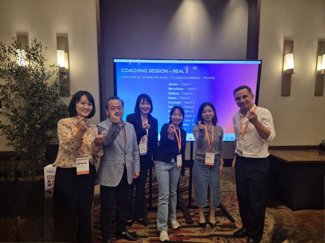 안산시 공무원들이 미국 블룸버그 재단이 주최하는 글로벌 메이어스 챌린지 아이디어 캠프에 참가해 기념촬영을 하고 있다. 안산시 제공