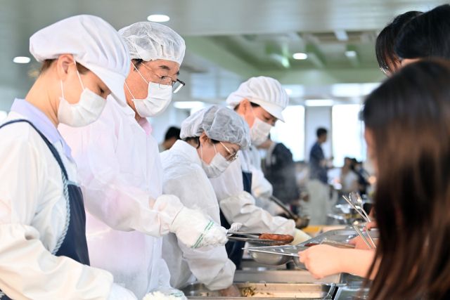 이현재 하남시장과 오성애 광주하남교육지원청 교육장이 하남고교 급식실에서 3학년 학생들에게 배식하고 있다. 하남시 제공