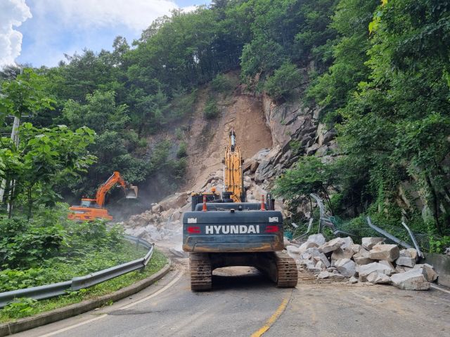 포천시 이동면 장암3리 여우고개 인근 국지도 78호선 도로 한쪽 사면 붕괴 현장. 포천시 제공