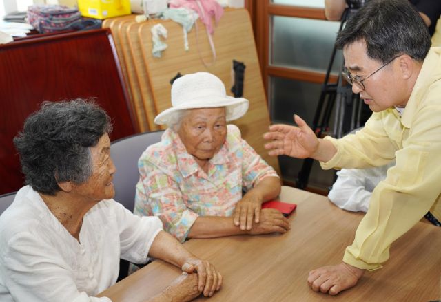 수해지역 현장 방문에 나선 김동연 경기도지사가 22일 가평군 조종면 신상1리마을회관 임시대피소를 찾아 이재민들을 위로하고 있다. 김도현 인턴기자