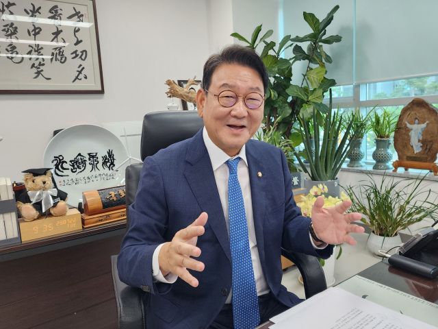 김교흥 국회 문화체육관광위원장(더불어민주당·인천 서구갑)이 22일 지역사무실에서 K-컬쳐 시장의 확대 방안 등에 대해 설명하고 있다. 이병기기자