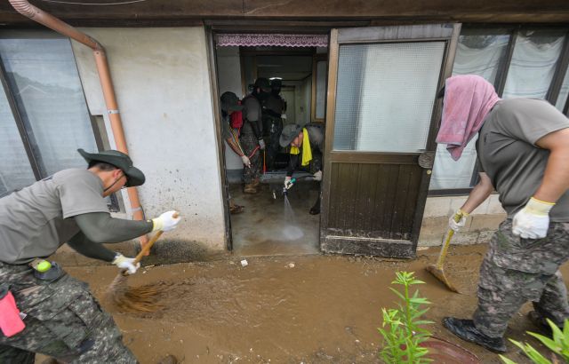 수해의 상처 씻기 위해 민·관·군 구슬땀 노력중 [포토뉴스]