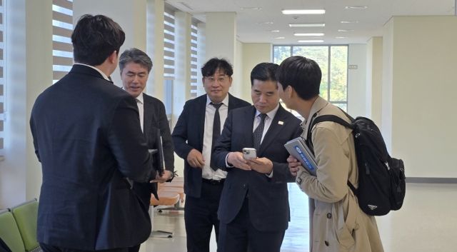 지난해 10월 수원지법 평택지원에서 이병진 국회의원이 1심 공판을 마치고 법정을 나서고 있다. 경기일보DB