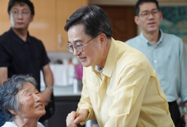 수해지역 현장 방문에 나선 김동연 경기도지사가 22일 가평군 조종면 신상1리마을회관 임시대피소를 찾아 이재민들을 위로하고 있다. 김도현 인턴기자