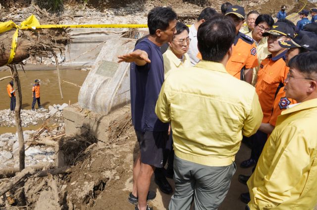 수해지역 현장 방문에 나선 김동연 경기도지사가 22일 가평군 조종면 마일교 수해현장을 찾아 현장을 둘러보고 있다. 김도현 인턴기자