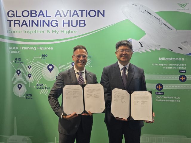 신가균 공항공사 경영본부장과 드미트리 콜 ACI 고객경험 및 교육 부문 부사장이 최근 싱가포르에서 열린 ‘2025 ICAO 아태지역 항공교육 심포지엄’에서 교육과정 운영 협약을 하고 기념사진을 촬영하고 있다. 공항공사 제공