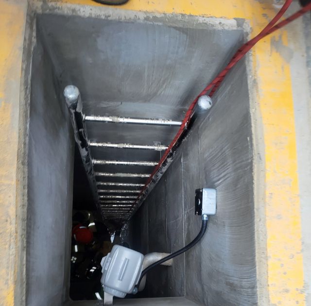 사고가 발생한 평택시 칠괴동 공장 맨홀 내부 모습. 송탄소방서 제공