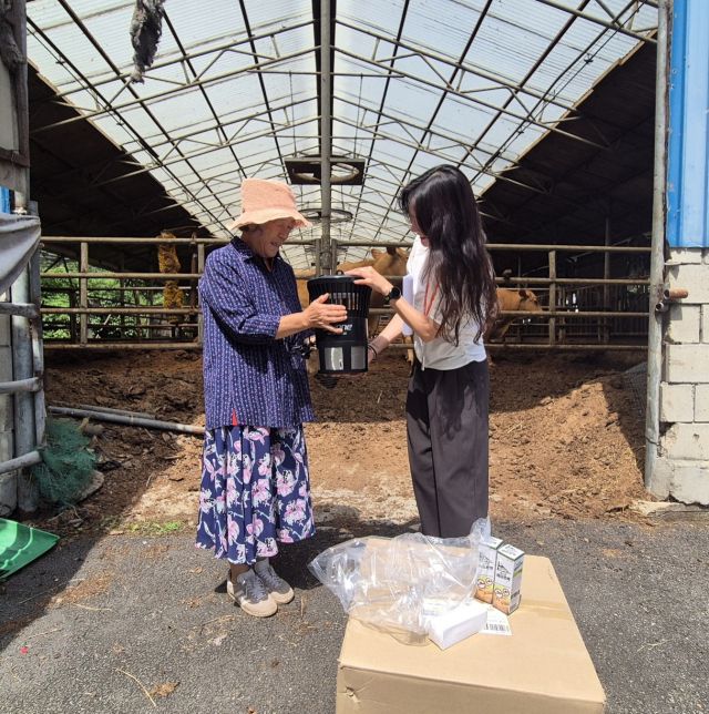 광주시 관계자가 모기 포집 장비인 유문동을 말라리아 환자발생지역 내 축사 및 거주지 등에 지원하고 있다. 광주시 제공