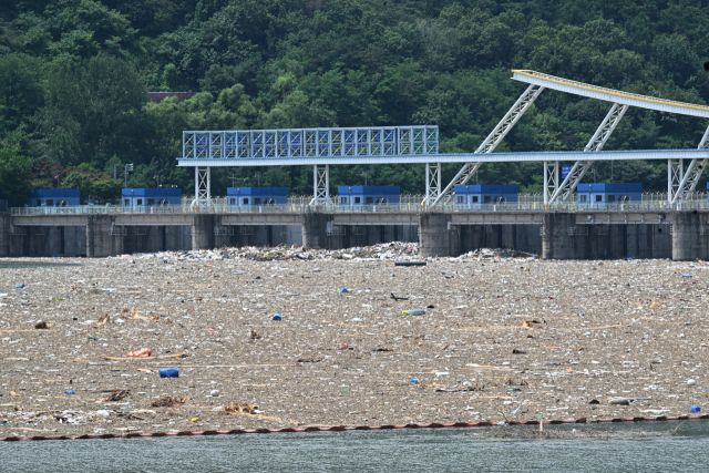 23일 폭우로 떠내려온 쓰레기 더미들이 하남시 팔당댐 인근에 쌓여 있는 가운데 소방당국이 가평 실종자 수색 구역으로 해당 구역을 포함시켜 수색 시 장애물로 작용할 수 있다는 우려가 제기되고 있다. 박소민기자