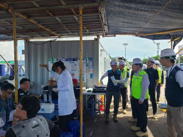 이경규 IPA 사장이 23일 건설현장에서 안전점검을 하고 있다. 인천항만공사 제공