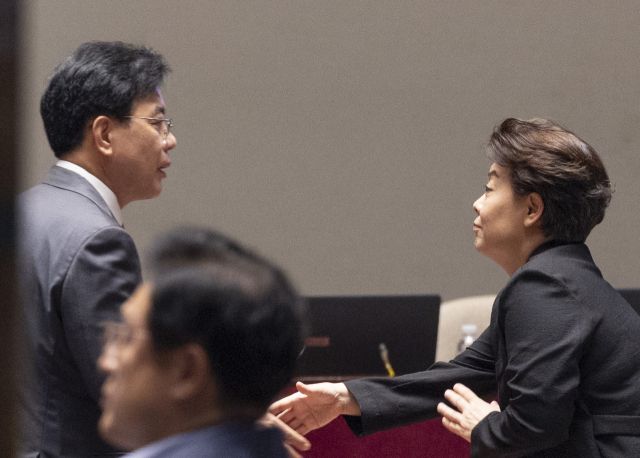 23일 국민의힘 송언석 비상대책위원장 겸 원내대표(왼쪽)과 윤희숙 혁신위원장이 국회 본회의 직후 열린 국민의힘 의원총회에서 만나 악수하고 있다. 연합뉴스
