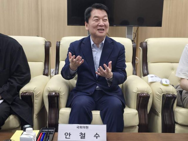 23일 오후 경기도의회 1층 대회의실 접견실에서 국민의힘 당 대표 출마를 선언한 안철수 의원이 경기도와의 인연을 설명하고 있다. 김경희기자