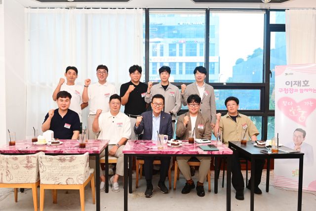 최근 열린 연수구 ‘찾아가는 소풍’에 참석한 이재호 구청장과 송도 경영자 모임 관계자들이 기념 촬영을 하고 있다. 연수구 제공