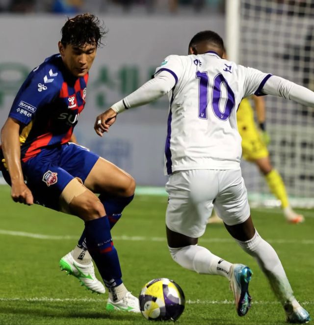 수원FC와 FC안양이 오는 26일 이번 시즌 세 번째 맞대결을 벌인다. 사진은 최근 양 팀이 맞붙은 19라운드 경기 모습. 수원FC 제공