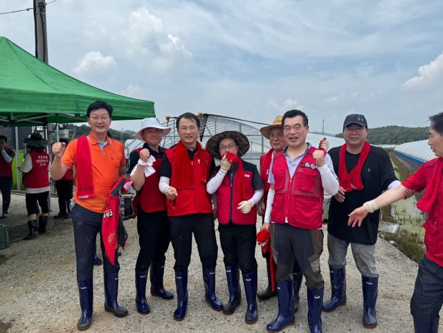 손범규 국민의힘 인천시당 남동구갑 당협위원장과 원외당협위원장 10여명은 23일 집중호우로 큰 피해를 당한 충남 당진시 면천면 문봉리의 딸기 농장을 찾아 복구 작업을 했다. 국민의힘 남동갑 당협위원회 제공