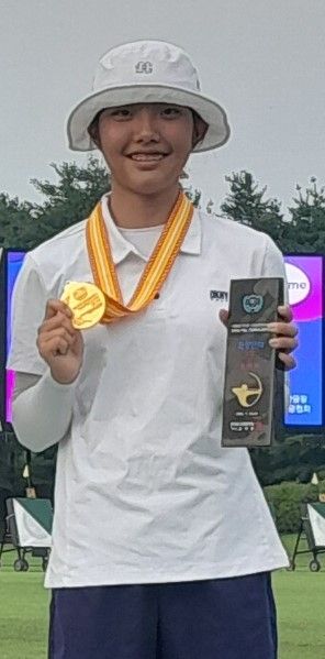 제51회 문화체육관광부장관기 전국시·도대항양궁대회서 여중부 2관왕에 오른 김은찬.창용중 제공