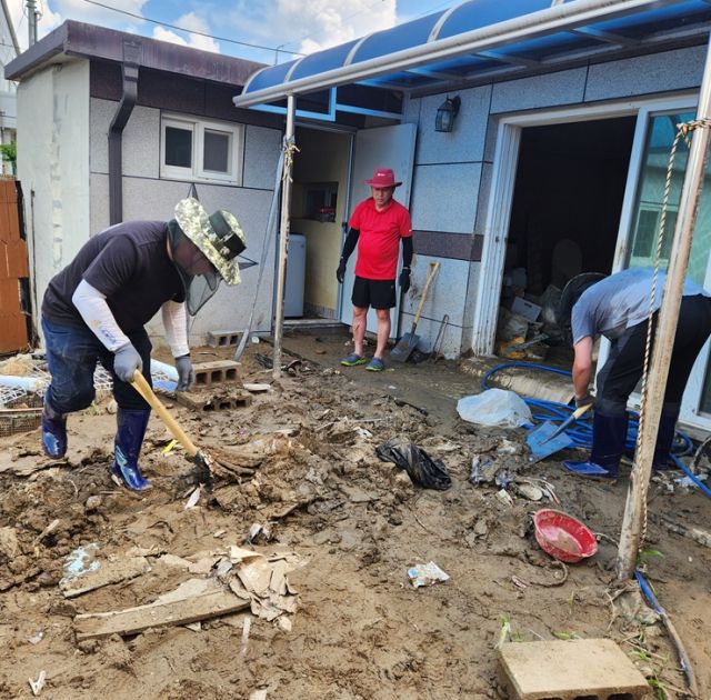 화성특례시 동탄4동 자원봉사자들이 23일 경남 합천군 가회면 한 수해피해 가구에서 봉사활동을 하고 있다. 화성특례시 제공