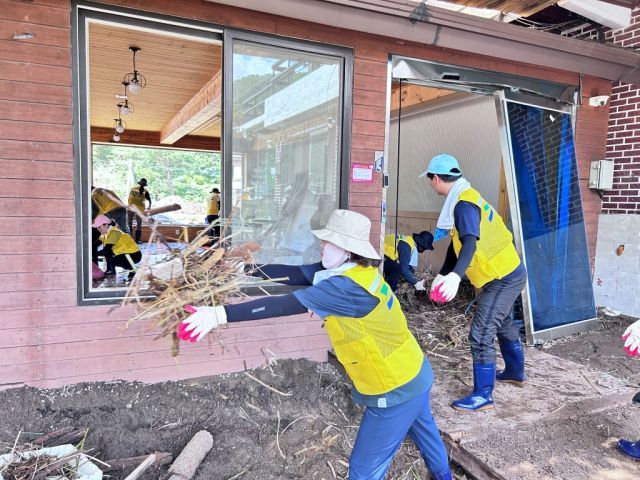23일 가평군 조종면 일대에서 자원봉사단이 수해 복구를 하고 있다. 경기도 제공