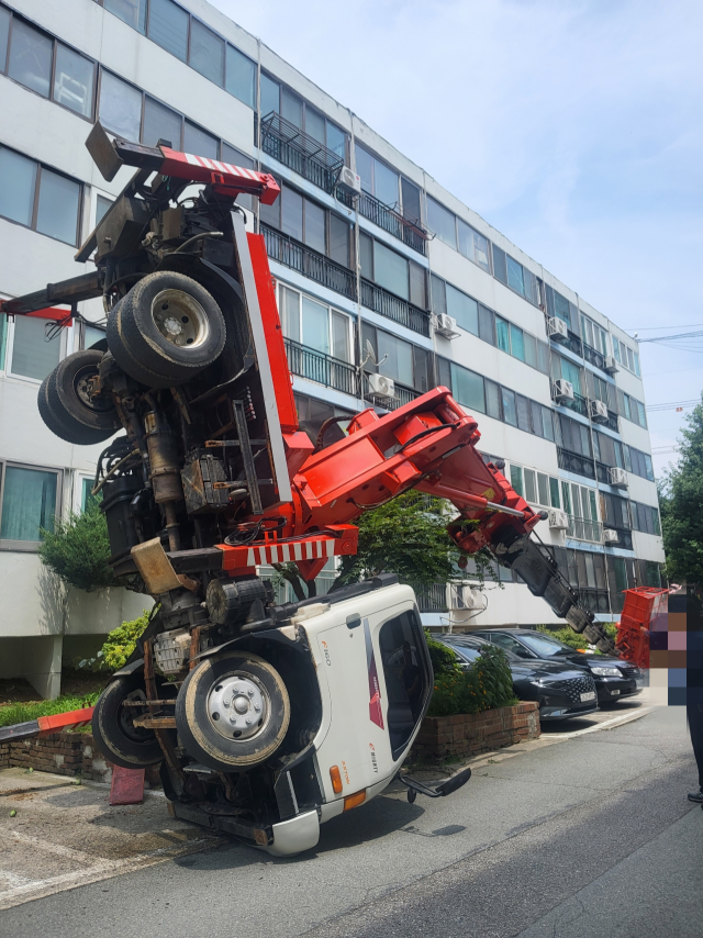 평택시 서정동 아파트 베란다 실리콘작업 중 넘어진 차량 모습. 송탄소방서 제공