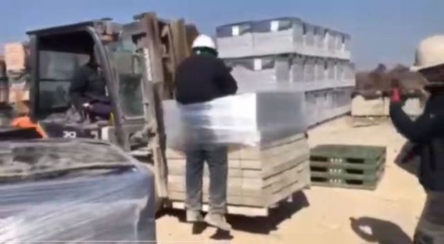 전남 나주에서 이주노동자를 지게차 화물에 묶고 들어 올리는 인권 유린 사건이 발생했다. 전남이주노동자인권네크워크 제공.