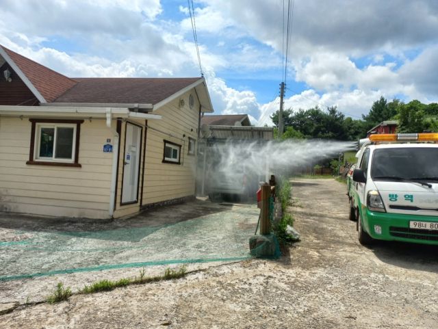 가평군 수해지역 감염병 차단 방역 현장. 가평군보건소 제공’