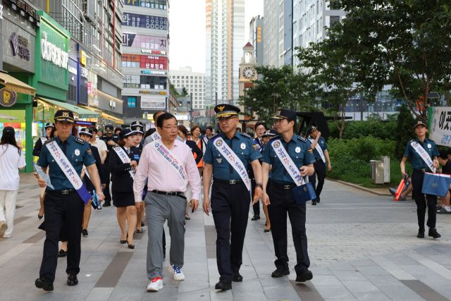 하남경찰서가 주관한 성범최 합동 순찰에 나선 이현재 하남시장과 박성갑 하남경찰서장