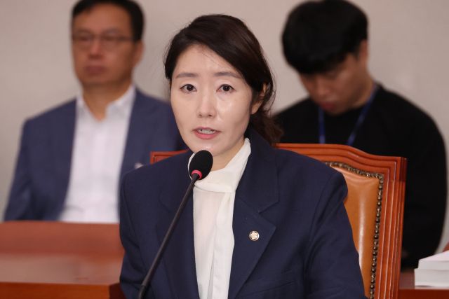 강선우 여성가족부 장관 후보자가 국회 여성가족위원회에서 열린 인사청문회에서 위원의 질문에 답하고 있다. 연합뉴스