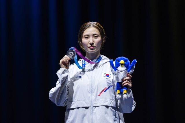 ‘2025 라인-루르 하계 세계대학경기대회’ 플러레 개인전에서 은메달을 획득한 모별이 선수. 인천 중구청 제공