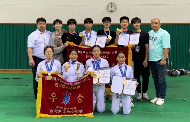 제53회 문화체육관광부장관기 전국남녀중·고펜싱선수권대회서 남녀 중등부 에페 단체전 동반 우승으로 개인전 포함 4개의 금메달을 휩쓴 화성 K1펜싱클럽 선수단이 기념촬영을 하고 있다. 왼쪽이 김승섭 남자팀 감독, 오른쪽이 구교동 여자팀 감독.K1펜싱클럽 제공