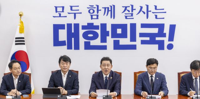 지난 22일 더불어민주당 김병기 당대표 직무대행 겸 원내대표가 국회에서 열린 원내대책회의에서 발언하고 있다. 연합뉴스