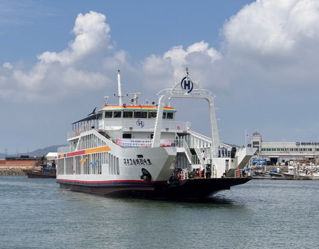 23일 대부고속페리9호가 연안여객터미널로 첫 입항을 하고 있다. IPA 제공