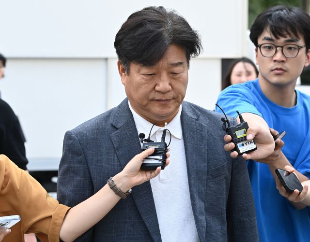 딸 명의 편법대출 및 재산축소·페이스북 허위사실 글 게시 등 혐의로 기소된 더불어민주당 양문석 의원이 24일 경기도 수원시 영통구 수원고등법원에서 열린 항소심 선고공판을 마치고 나오고 있다. 연합뉴스